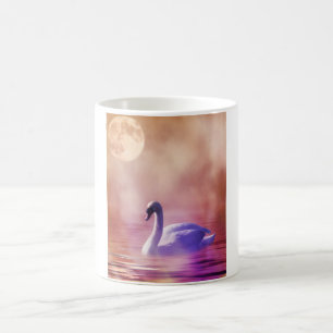 霧の深い湖に浮かぶ白い白鳥 コーヒーマグカップ