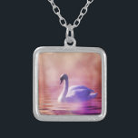 霧の深い湖に浮かぶ白い白鳥 シルバープレートネックレス<br><div class="desc">おとぎ魅力的こお洒落ろなイメージ。白い白鳥の柔らかいロマンチックな写真は、霧の多い湖の上で泳ぐ紫の照明にキャスト。プリンカラフルプルとピンクは神秘的な魔法の気分を作り出す。</div>