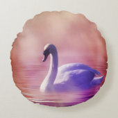 霧の深い湖に浮かぶ白い白鳥 ラウンドクッション (正面)