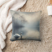 霧の深い湖の孤独な白鳥 クッション (ブランケット)