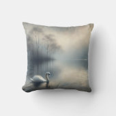 霧の深い湖の孤独な白鳥 クッション (正面)