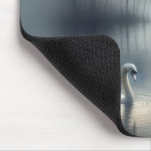 霧の深い湖の孤独な白鳥 マウスパッド (コーナー)