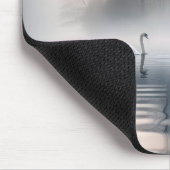 霧の深い湖の孤独な白鳥 マウスパッド (コーナー)