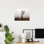 霧の深い牧草地の冬の木#2 ポスター (ホームオフィス)