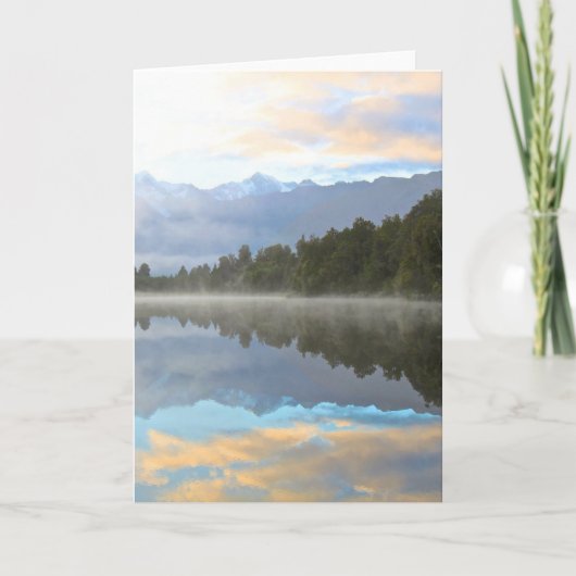 霧の湖の木々反射の静かな自然写真 カード (正面)