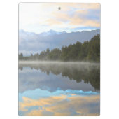 霧の湖の木々反射の静かな自然写真 クリップボード (裏面)