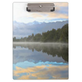 霧の湖の木々反射の静かな自然写真 クリップボード (正面)