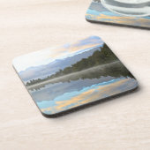 霧の湖の木々反射の静かな自然写真 コースター (左側)