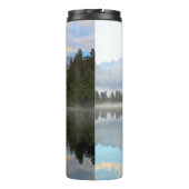 霧の湖の木々反射の静かな自然写真 タンブラー (裏面)