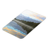 霧の湖の木々反射の静かな自然写真 マグネット (左側)