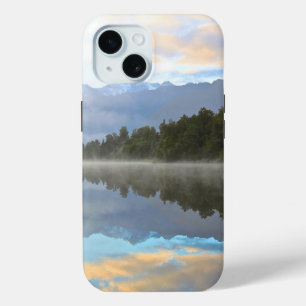 霧の湖の木々反射の静かな自然写真 iPhone 15ケース