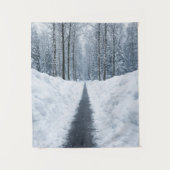霧の漂う冬の森の小道 冬の風景 タペストリー (正面)