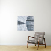 霧の漂う冬の森の小道 冬の風景 タペストリー (インサイチュ(横))