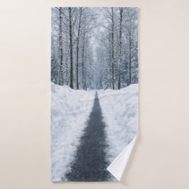 霧の漂う冬の森の小道 冬の風景 バスタオル
