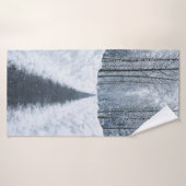 霧の漂う冬の森の小道 冬の風景 バスタオル (バスタオル)