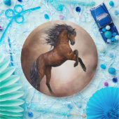 霧の立った雲で育つフリジア産の茶色の馬 ペーパープレート (パーティー)