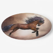 霧の立った雲で育つフリジア産の茶色の馬 ペーパープレート (アングル)