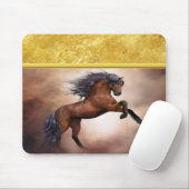 霧の立った雲で育つフリジア産の茶色の馬 マウスパッド (マウス)