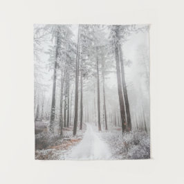 霧の立つ森の中の神秘的凍っていな道 タペストリー