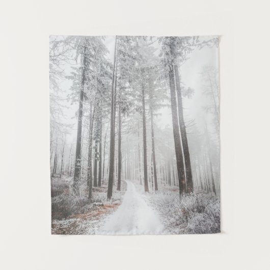 霧の立つ森の中の神秘的凍っていな道 タペストリー (正面)