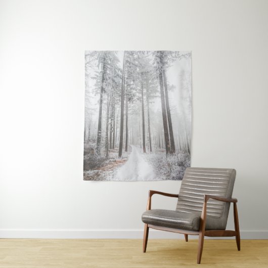 霧の立つ森の中の神秘的凍っていな道 タペストリー (インサイチュ)