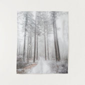 霧の立つ森の中の神秘的凍っていな道 タペストリー (正面)