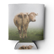 霧の野原を振り返る白い牛の牛