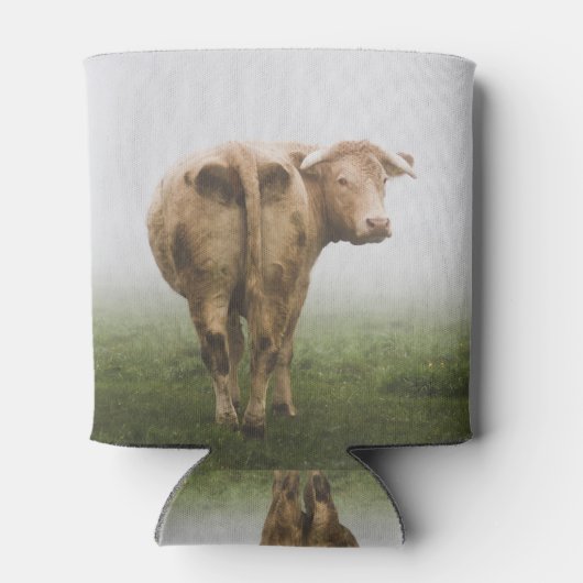 霧の野原を振り返る白い牛の牛 缶クーラー (裏面)