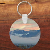 霧の銀行と日没のピークをピーク キーホルダー (正面)