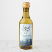 霧の青い松の木の結婚感謝ミニ ワインラベル (正面)