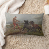 霧の高い高原の風景の中の2つのシェトランドポニー ランバークッション (ブランケット)