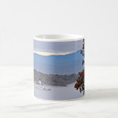 霧のEsopus草原の灯台の眺め コーヒーマグカップ (中央)