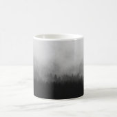 霧を有する木のシルエット コーヒーマグカップ (中央)
