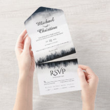 霧ミニマルの多いトウヒの森の結婚自然