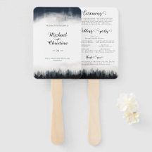 霧ミニマルの多いトウヒの森の結婚自然