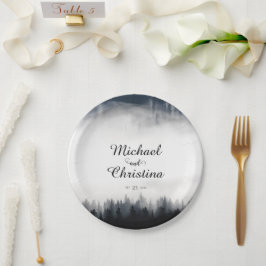 霧ミニマルの多いトウヒの森の結婚自然 ペーパープレート