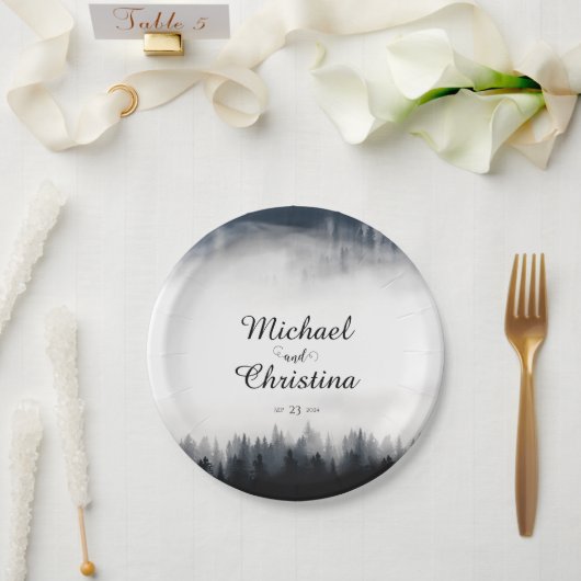 霧ミニマルの多いトウヒの森の結婚自然 ペーパープレート (ウェディング)