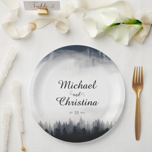 霧ミニマルの多いトウヒの森の結婚自然 ペーパープレート (ウェディング)