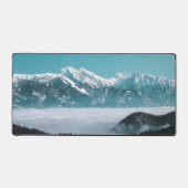 霧威厳のあるの谷を越えて登る山々 デスクマット (正面)