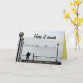 霧深いシアトルのフェリーボートの誕生日 カード (黄色い花)