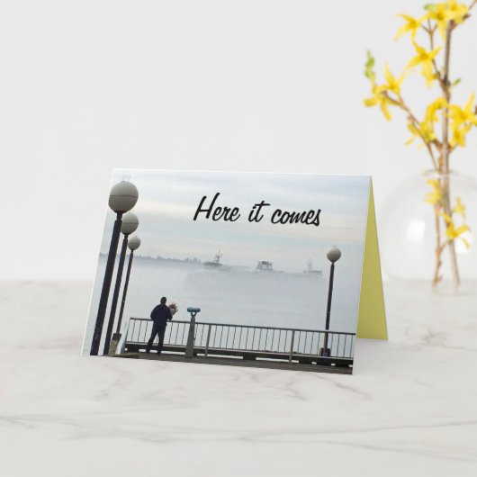 霧深いシアトルのフェリーボートの誕生日 カード (黄色い花)