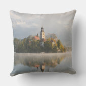 霧深い出血させた湖の日の出の装飾用クッション クッション (裏面)