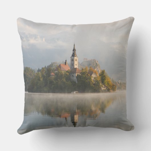 霧深い出血させた湖の日の出の装飾用クッション クッション (裏面)