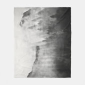 霧深い山の上の十字 フリースブランケット (正面)