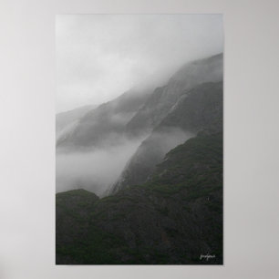 霧深い山 ポスター