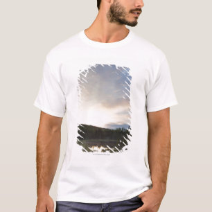 霧深い池上の日没 Tシャツ