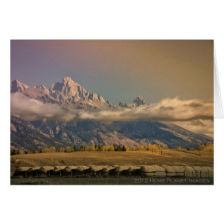 霧深い雲との壮大なTetons