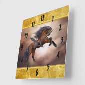 霧深い雲と育てているFriesianの茶色の馬 スクエア壁時計 (傾斜)