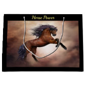 霧深い雲と育てているFriesianの茶色の馬 ラージペーパーバッグ (正面)