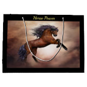 霧深い雲と育てているFriesianの茶色の馬 ラージペーパーバッグ (裏面)